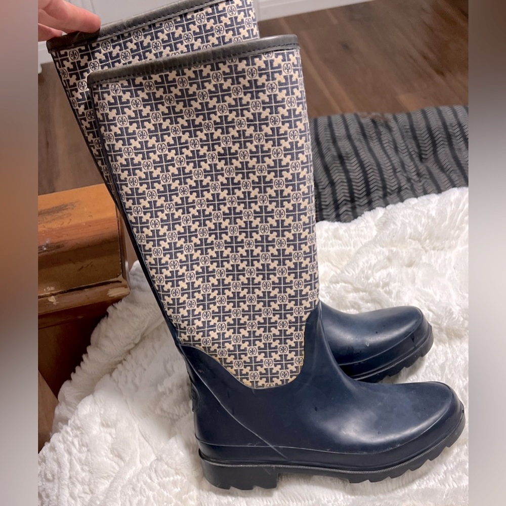 tory burch rain boots blue signature logo sz 7
